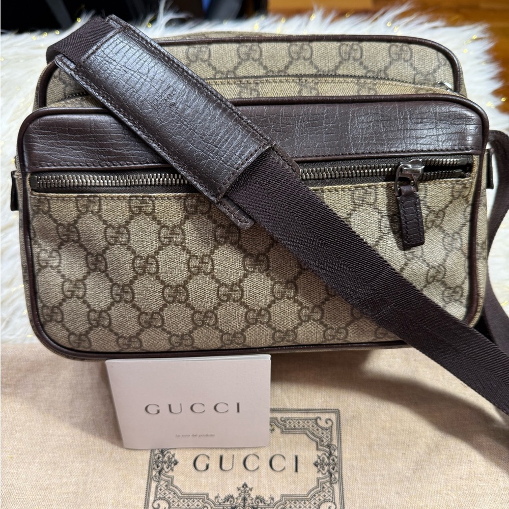 Gucci GG Brown Messenger Crossbag monogram with duster included. Canvas leather